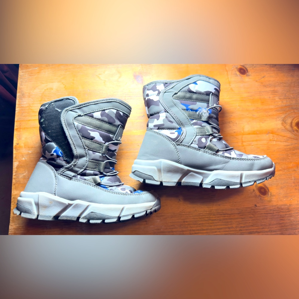 Poshmark Ad Copy for Boys’ Insulated Snow Boots - Size 2